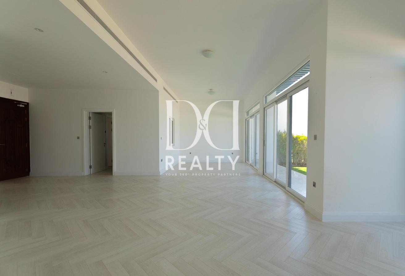 VACANT | Sea Views | Direct Beach Access photo 4