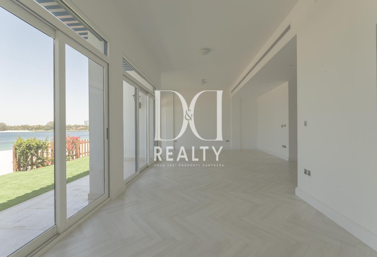 VACANT | Sea Views | Direct Beach Access photo 2
