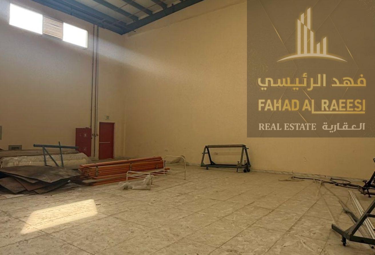 مستودع واسع في أم الثوعوب
