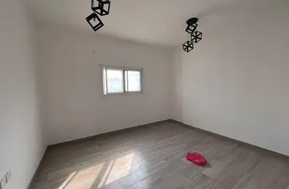 شقة - 2 غرف نوم - 2 حمامات للايجار في بناء النباعة - النبعة - الشرق - الشارقة