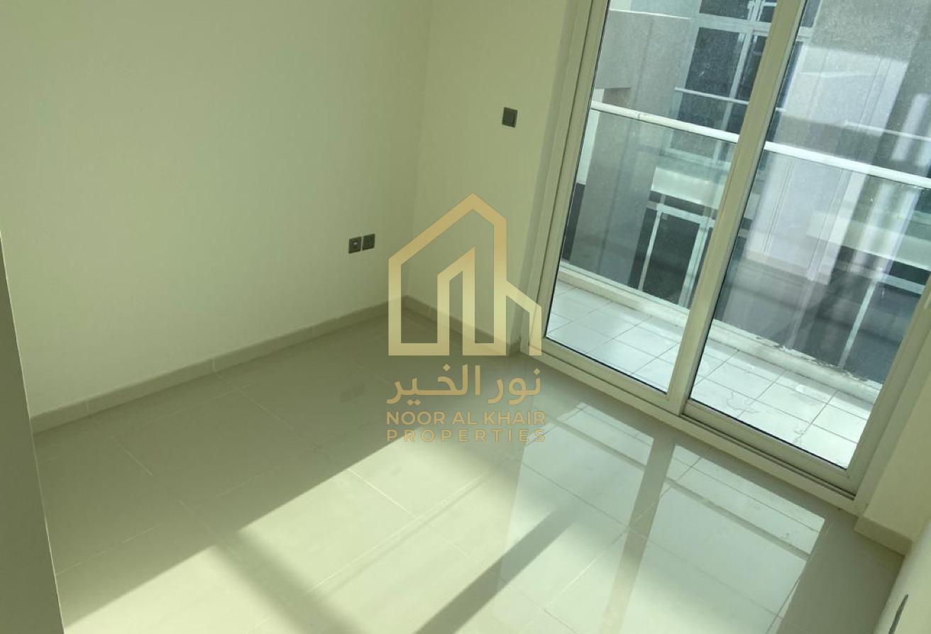3BR Townhouse | Unfurnished | Private Garden| 1chq photo 8