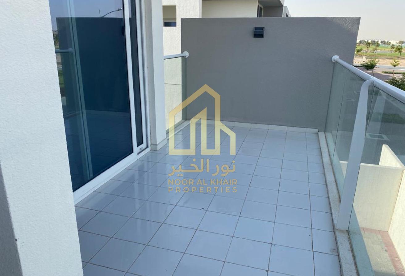 3BR Townhouse | Unfurnished | Private Garden| 1chq photo 6