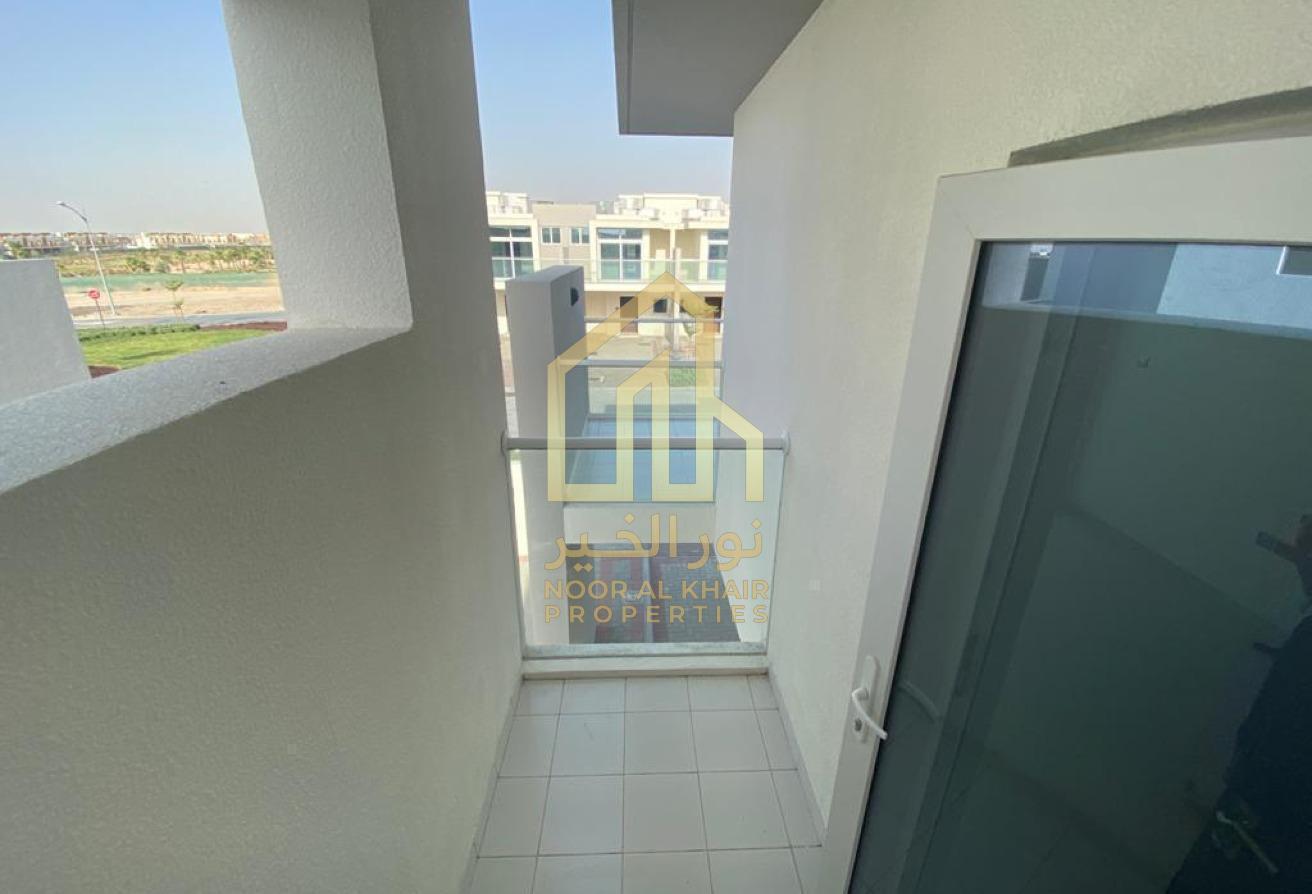 3BR Townhouse | Unfurnished | Private Garden| 1chq photo 7