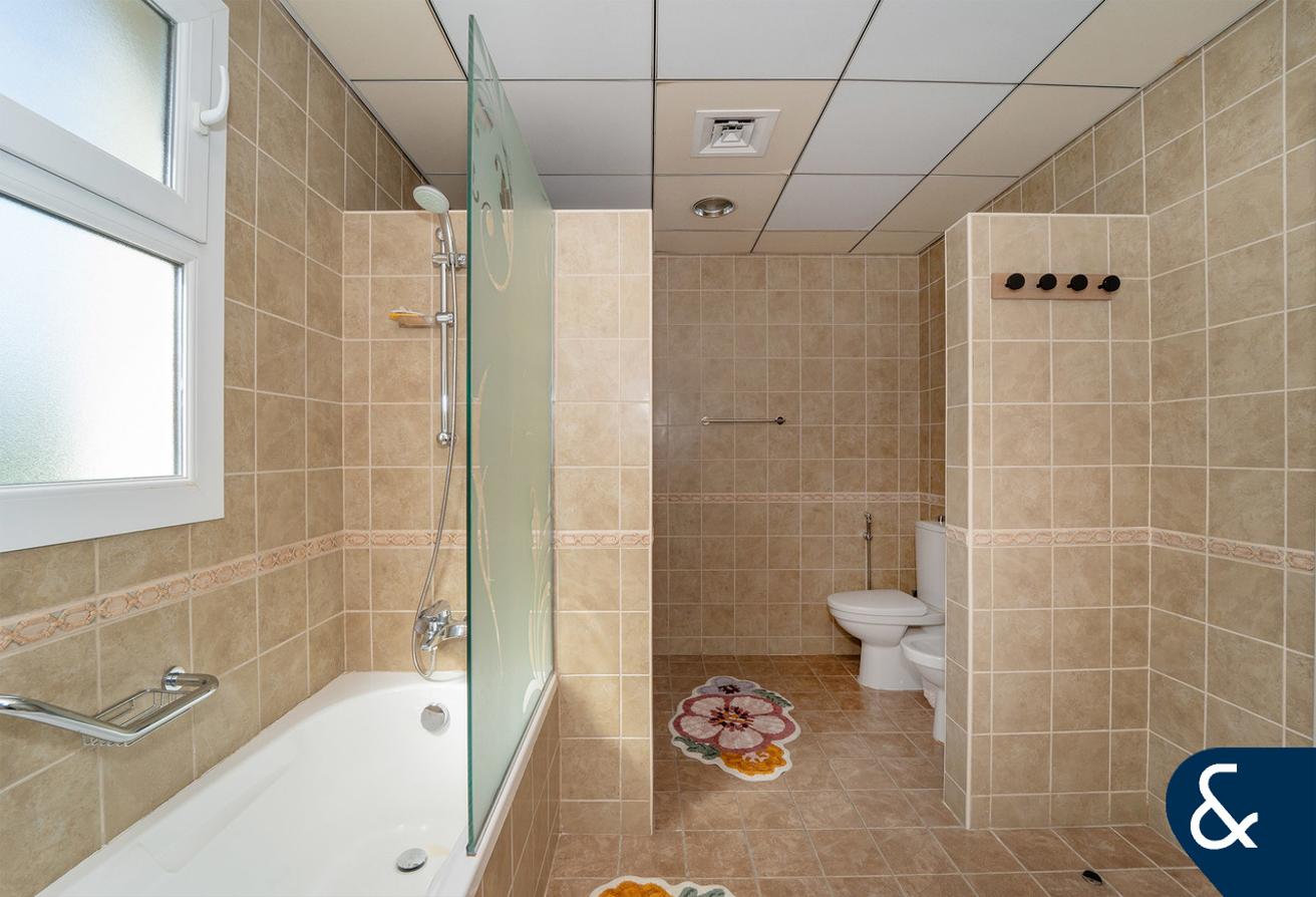 Lake View | 3 Bedrooms | Available Dec photo 9