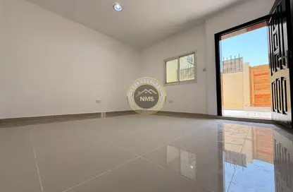 Apartment - 1 Bathroom for rent in Al Mushrif Villas - Al Mushrif - Abu Dhabi