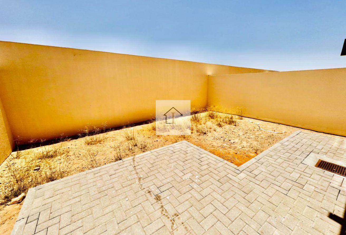 Spacious Layout | Well Maintained | Keys In Hand photo 2