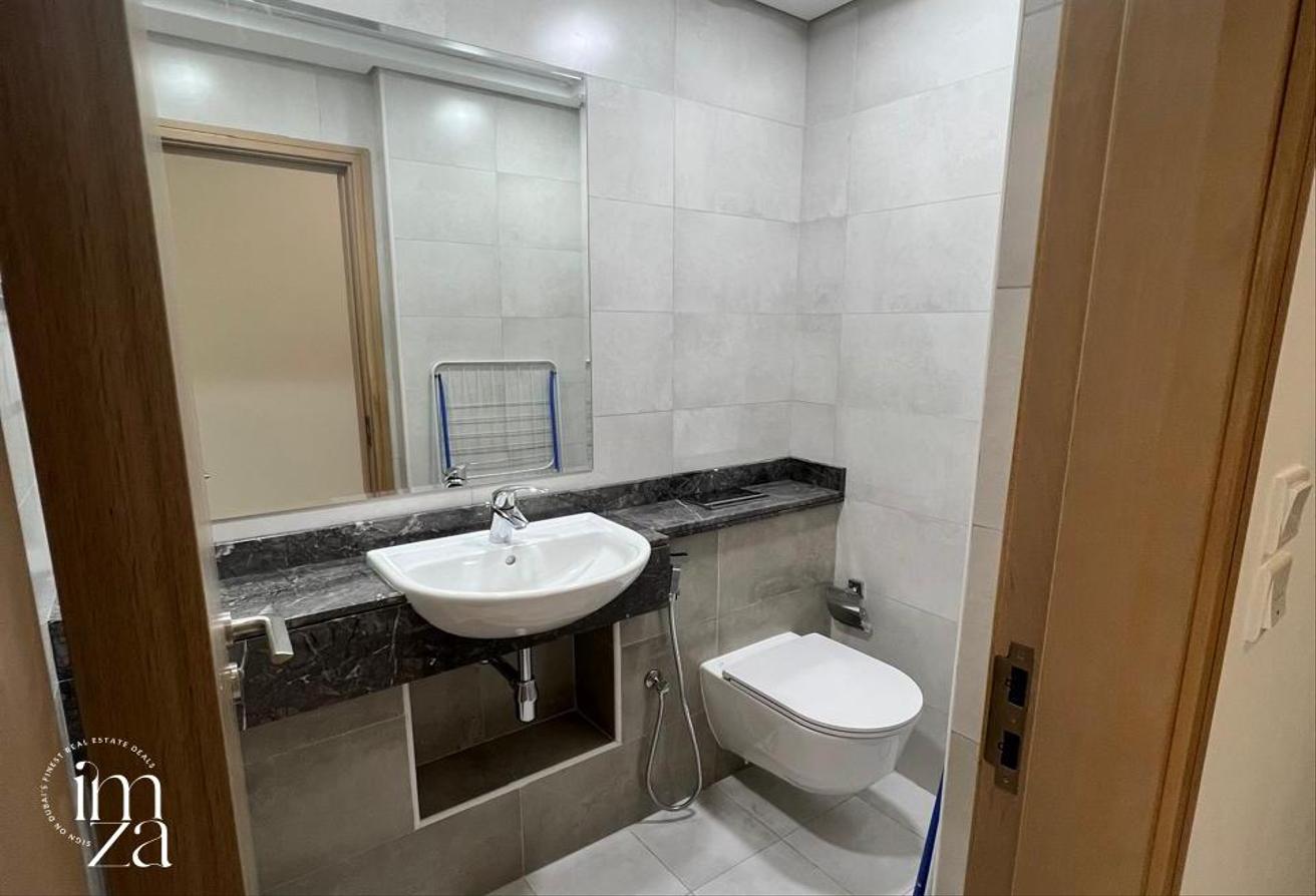 Furnished 1BHK | Vacant Soon | Mid Floor photo 6