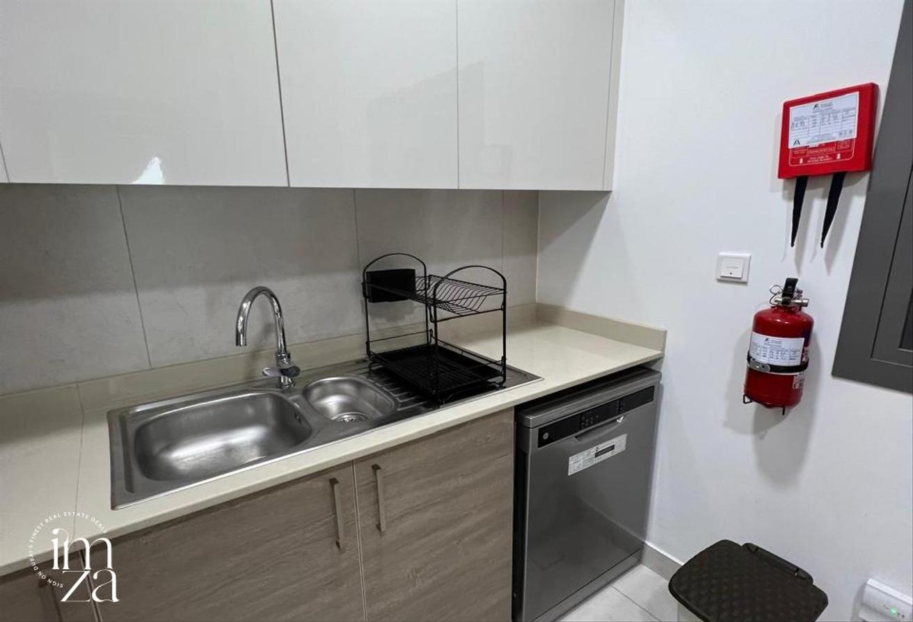 Furnished 1BHK | Vacant Soon | Mid Floor photo 7