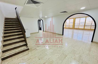 Apartment - 3 Bedrooms - 4 Bathrooms for rent in Golden Tower - Khalidiya Street - Al Khalidiya - Abu Dhabi Apartment - 3 Bedrooms - 4 Bathrooms for rent in Golden Tower - Khalidiya Street - Al Khalidiya - Abu Dhabi