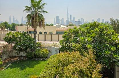 Villa - 5 Bedrooms - 4 Bathrooms for rent in Jumeirah 1 - Jumeirah - Dubai