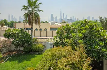 Villa - 5 Bedrooms - 4 Bathrooms for rent in Jumeirah 1 - Jumeirah - Dubai