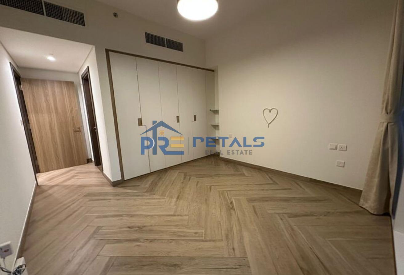 Semi Furnished Near metro Ready to Move In photo 8