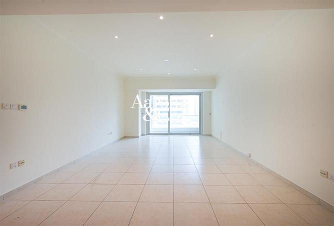 Vacant | Unfurnished | Fitted Kitchen | Mid Floor photo 2