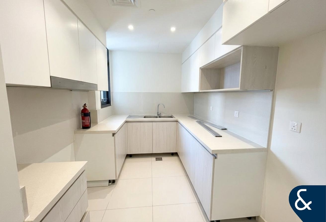 Prime Location | Vacant | Closed Kitchen photo 2