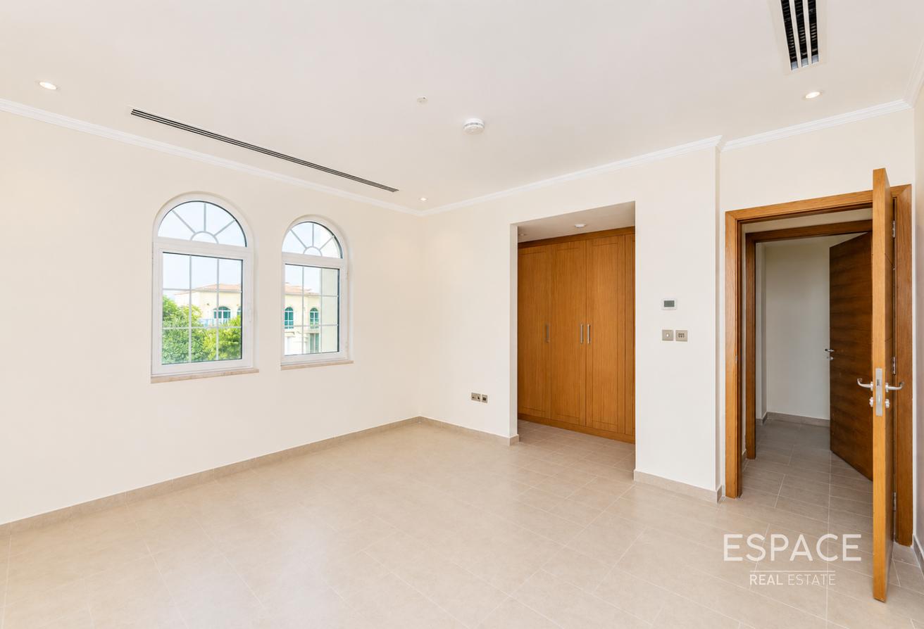 Large Plot | Back to Back | Well Maintained photo 4