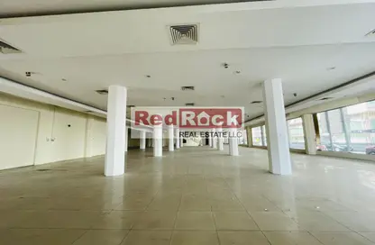 صالة عرض - استوديو - 2 حمامات للايجار في الوحدة - الشارقة