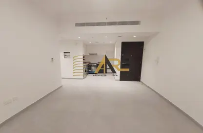 شقة - غرفة نوم - 1 حمام للايجار في إيست فييليدج - الجادة - الشارقة