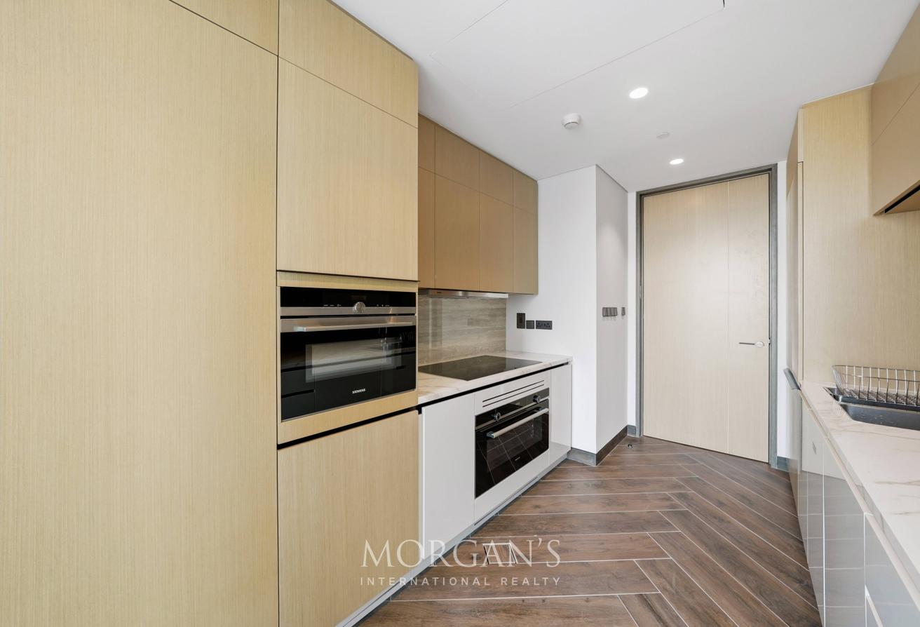 2BR+M | Furnished | Stunning | Balcony | Vacant photo 7