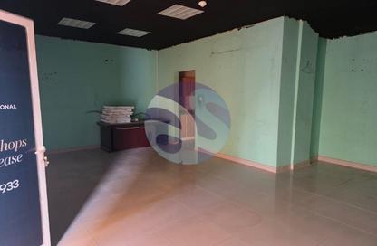 متجر - استوديو - 1 حمام للايجار في Y23 - طراز إنجليزي - المدينة العالمية - دبي