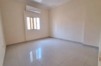 شقة - غرفة نوم - 2 حمامات للايجار في بناء النباعة - النبعة - الشرق - الشارقة