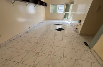 شقة - غرفة نوم - 1 حمام للايجار في بناء النباعة - النبعة - الشرق - الشارقة