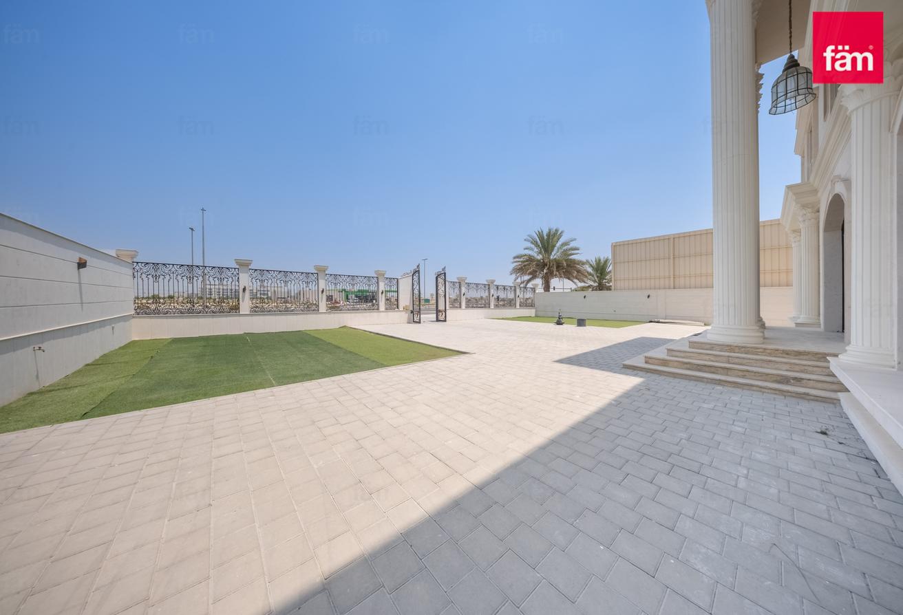 Modern Villa With Nearby Schools & Amenities photo 13