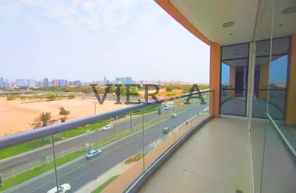 شقة - 2 غرف نوم - 4 حمامات للايجار في يونايتد سكوير - الخالدية - أبوظبي