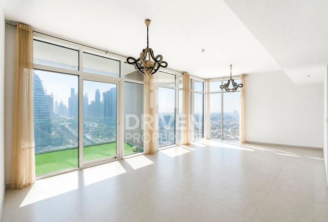 Corner Unit | Skyline Views | Vacant Now