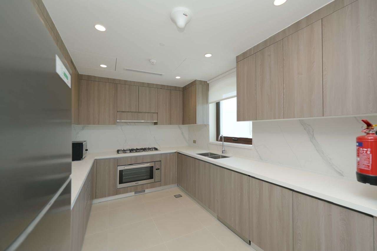 Vibrant 3BR Furnished with Balcony | Vacant