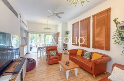 فيلا - 4 غرف نوم - 3 حمامات للايجار في البحيرات - دبي