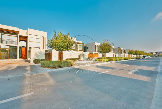 √ Single Row V4 | BIG PLOT | Prime Location √