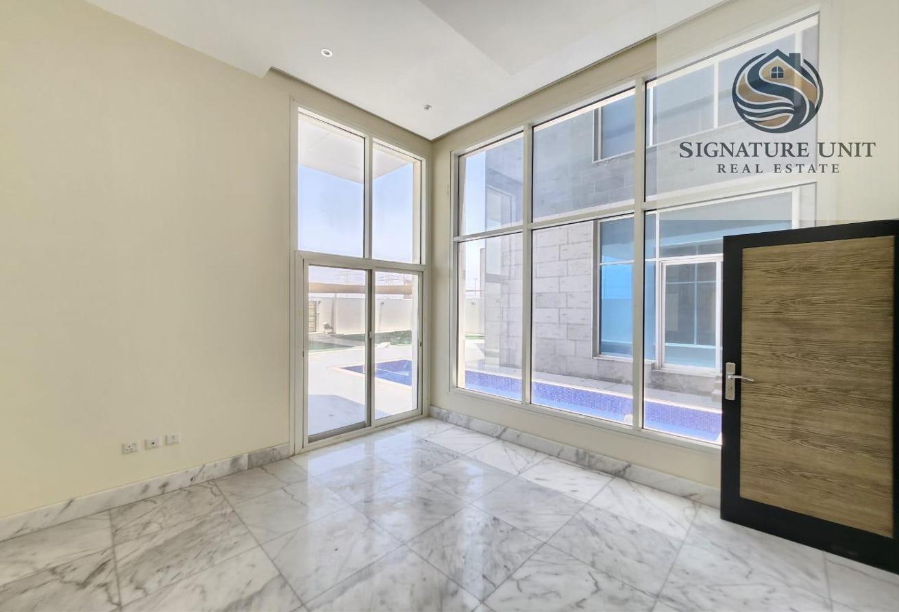 Ultra Luxury 5BR| Private Pool | Large Garden photo 5