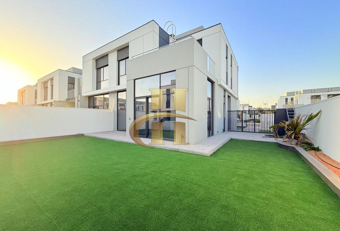 Stylish Modern living-corner townhouse | Book Now photo 15