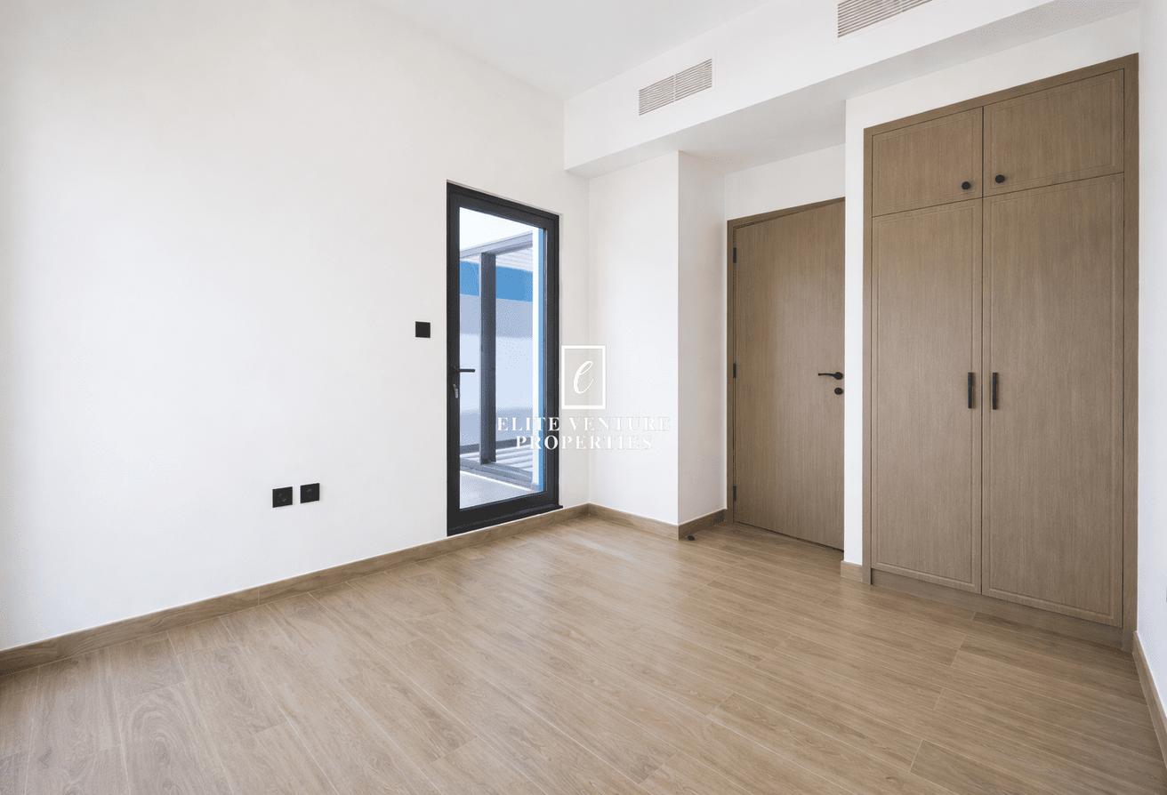 Corner 5 bed + maid TH | close to amenities | Brand new photo 7