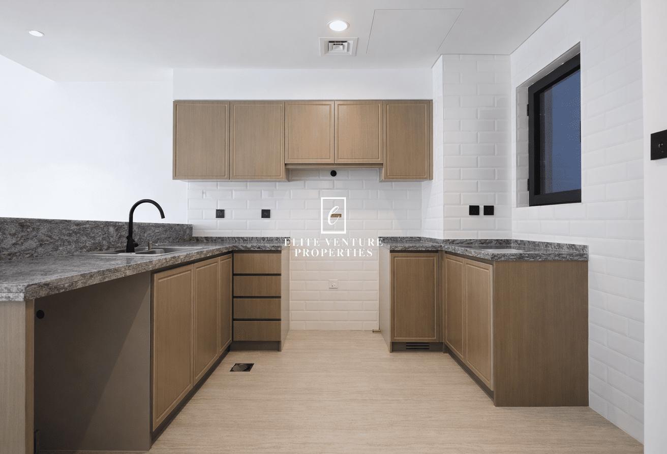 Corner 5 bed + maid TH | close to amenities | Brand new photo 3