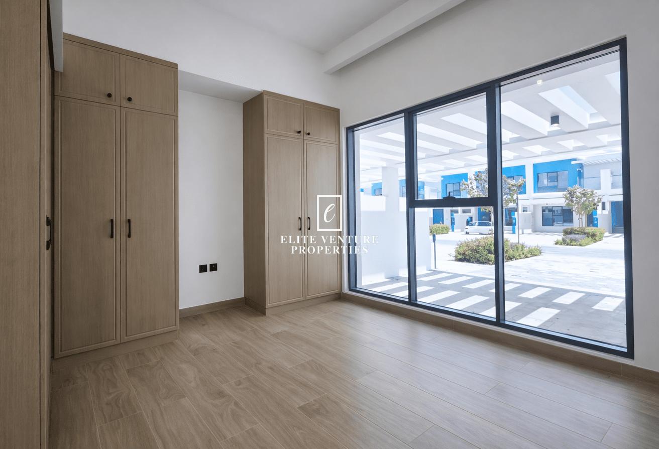 Corner 5 bed + maid TH | close to amenities | Brand new photo 6