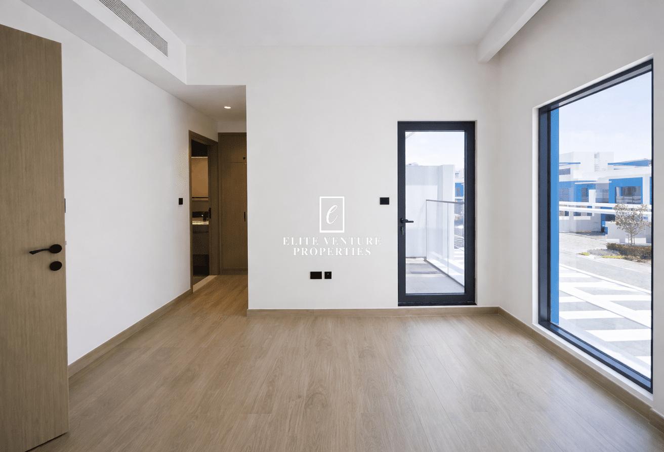Corner 5 bed + maid TH | close to amenities | Brand new photo 5
