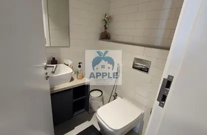 شقة - غرفة نوم - 2 حمامات للايجار في إيست فييليدج - الجادة - الشارقة