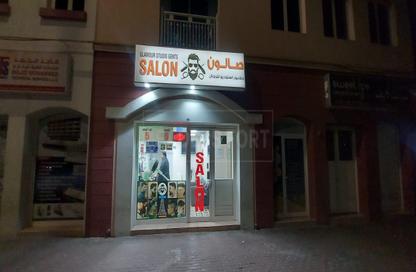 متجر - استوديو - 1 حمام للايجار في ي 26 - طراز إنجليزي - المدينة العالمية - دبي