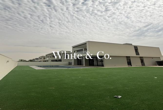 قطعة أرض ركنية كبيرة | مسبح خاص | شاغرة