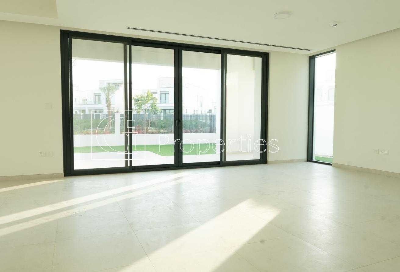 Brand New | Vacant | Huge Landscaped Plot photo 4
