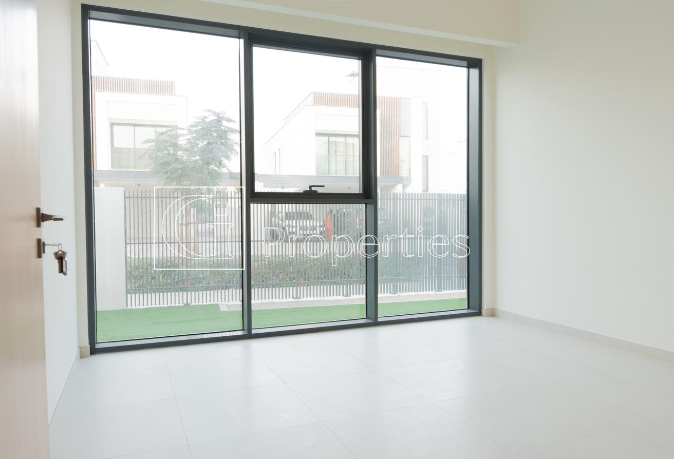 Brand New | Vacant | Huge Landscaped Plot photo 11