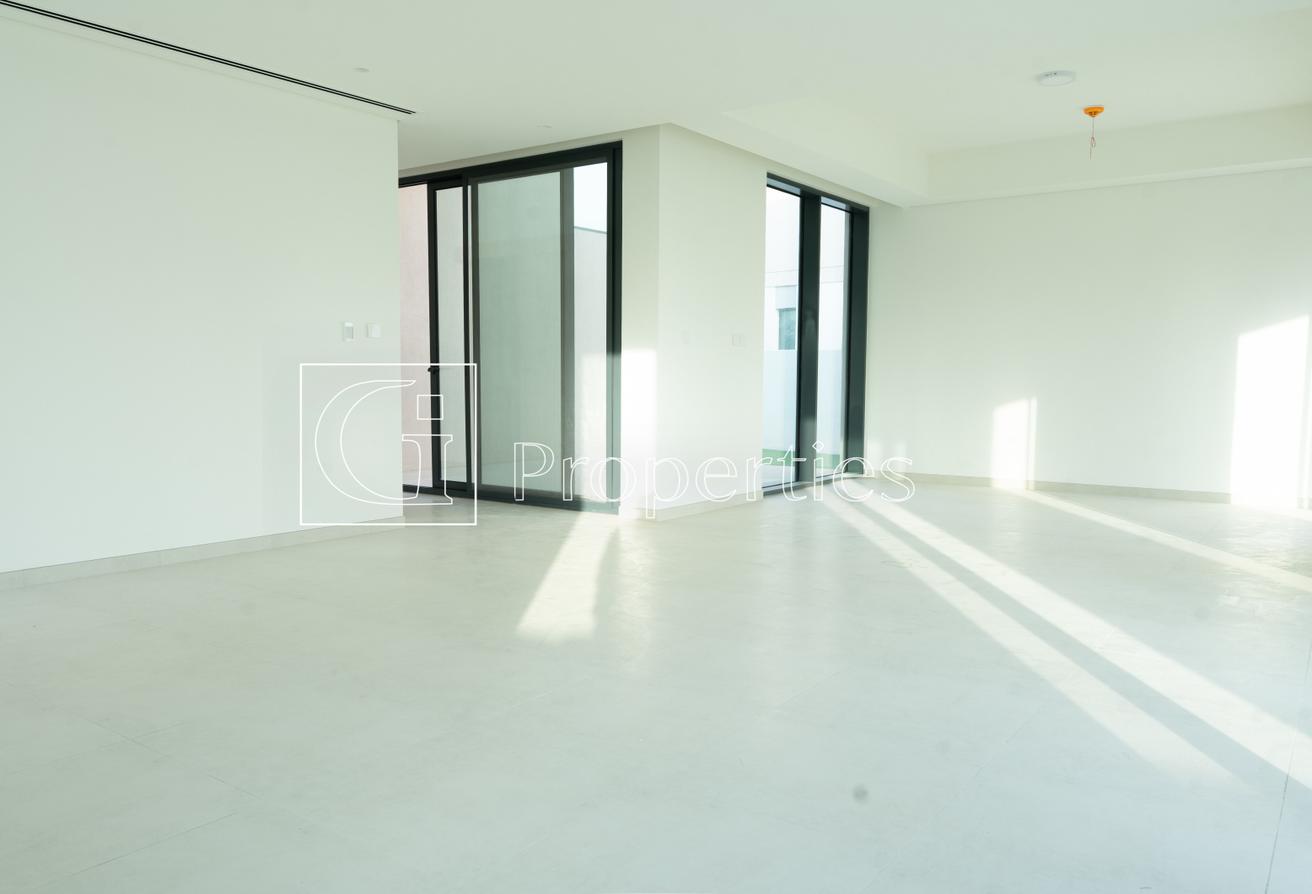 Brand New | Vacant | Huge Landscaped Plot photo 3
