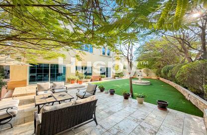 Villa - 4 - 5 for sale in District 8 - Jumeirah Park - Dubai