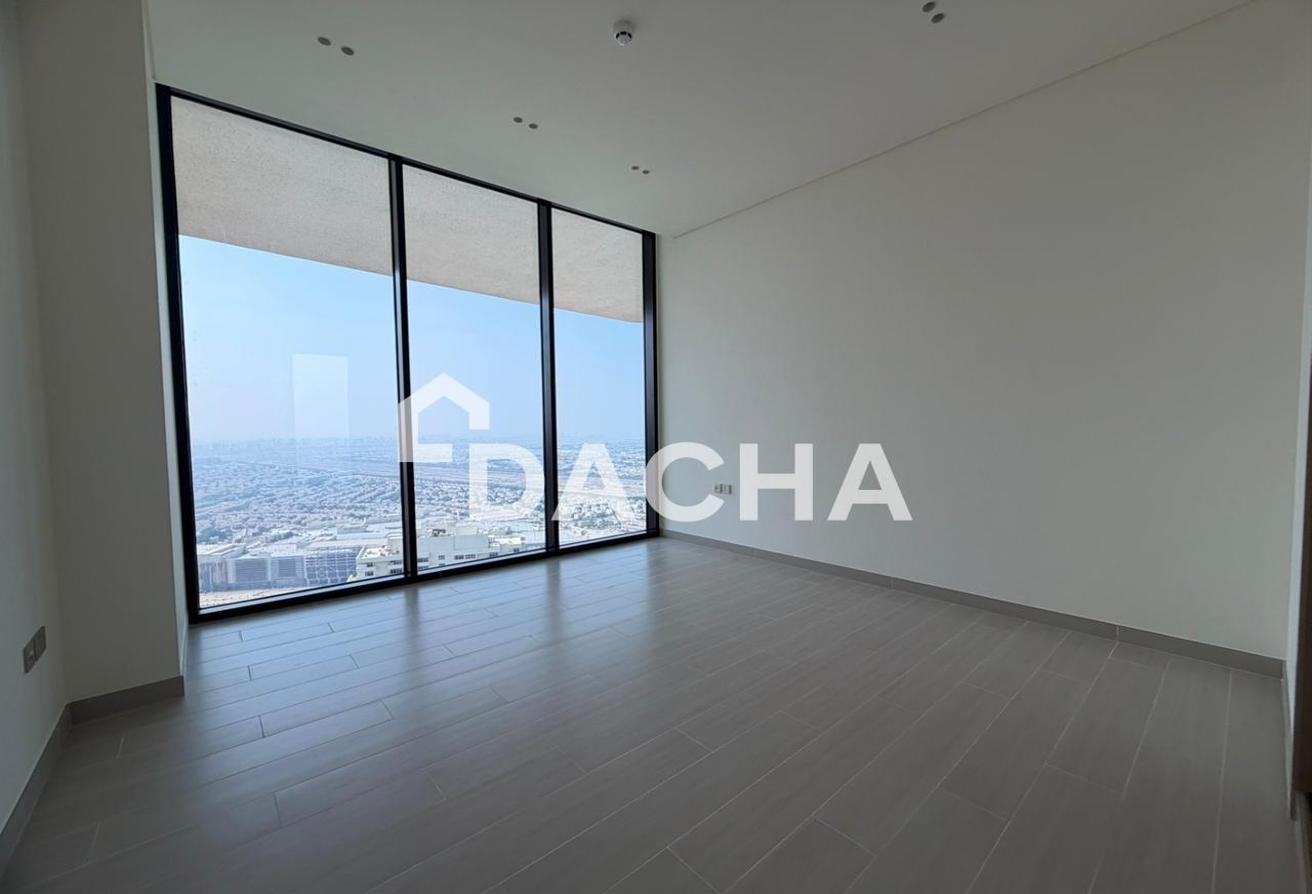 Huge Layout | High Floor | Bright Unit photo 2
