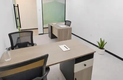 مكتب - غرفة نوم - 2 حمامات للايجار في برج لطيفة - شارع الشيخ زايد - دبي