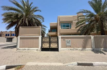 Villa - 4 Bedrooms - 5 Bathrooms for rent in Al Falaj - Al Riqqa - Sharjah