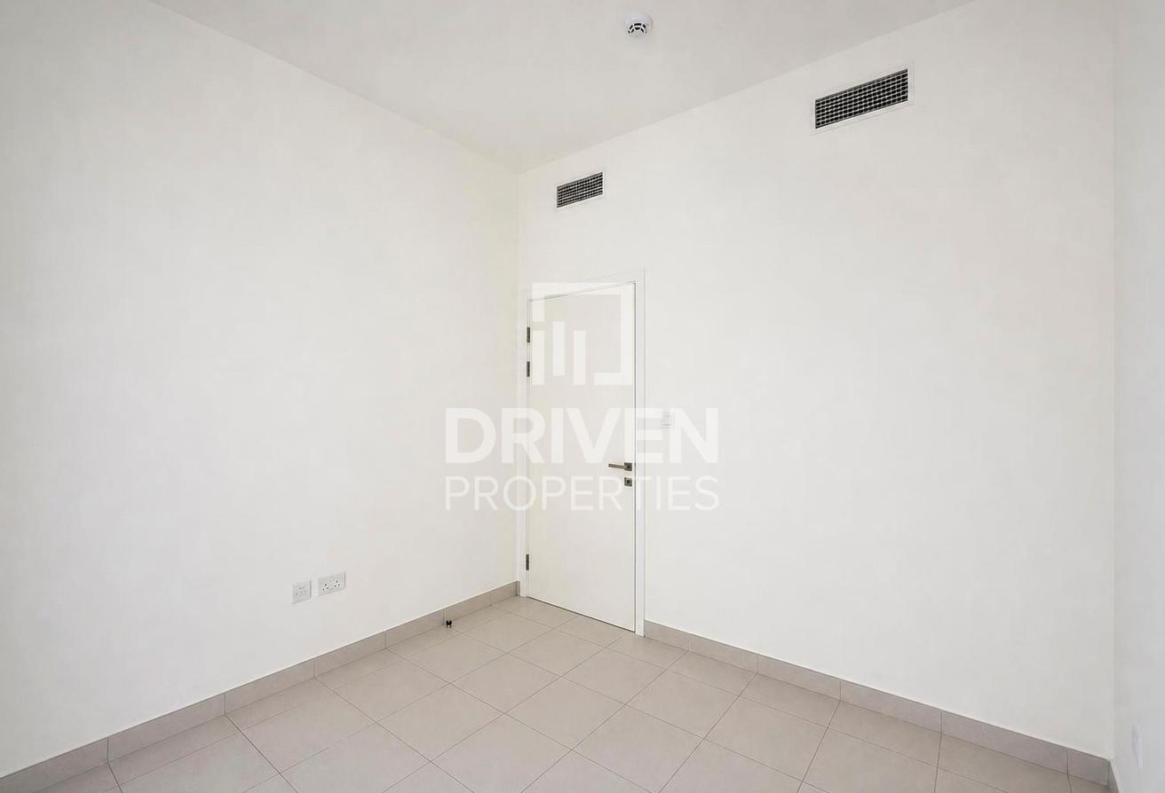 Infront Of Amenities | Vacant | Chiller Free photo 5