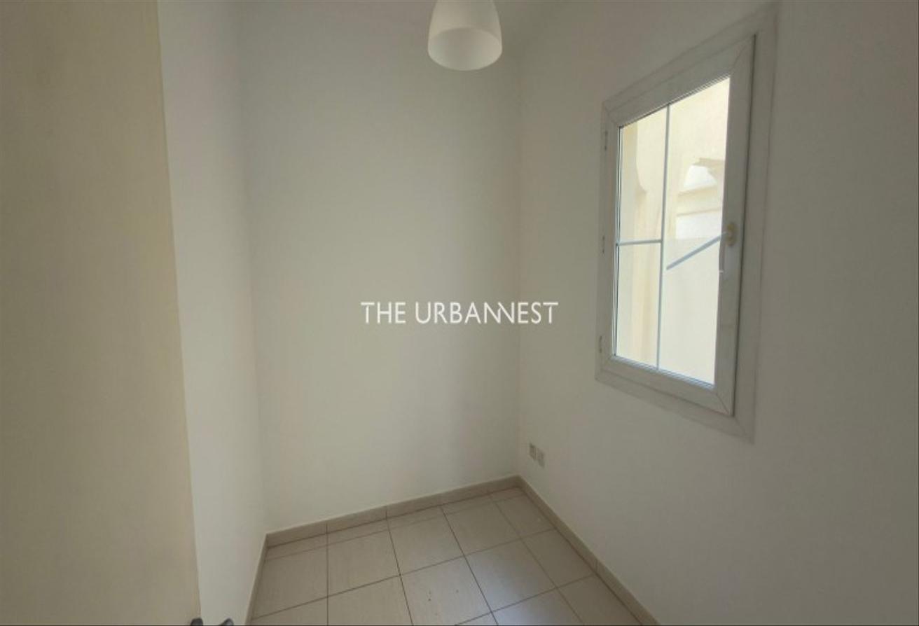 Well Maintained | Prime Location | Vacant photo 3
