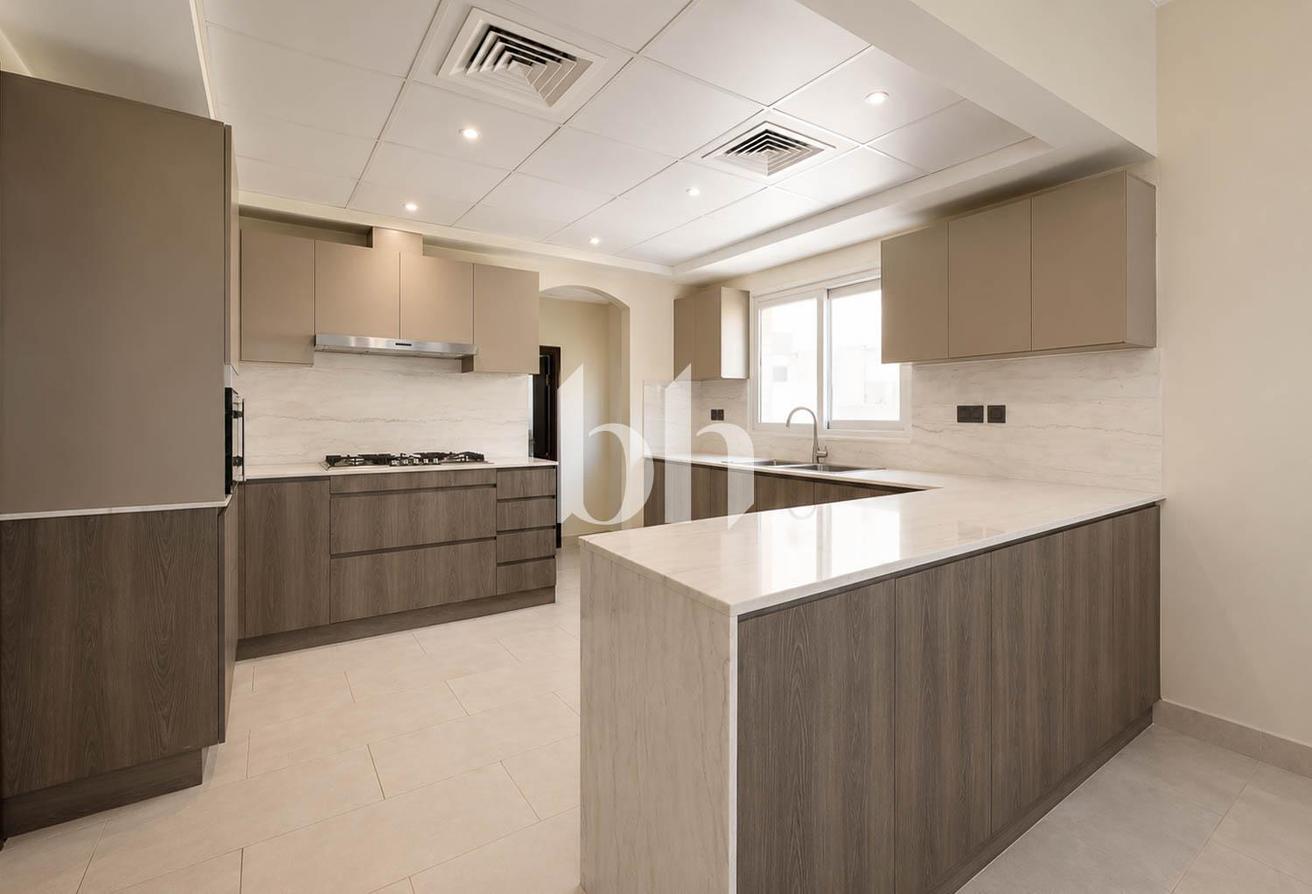 Single Row | Fully upgraded | Unfurnished photo 8